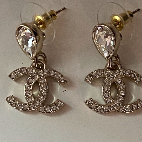 Chanel Gold and Crystal tear drop small Earrings - Picture 3 of 5